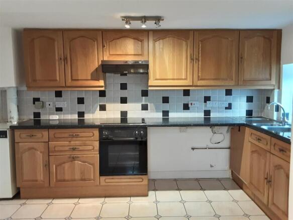 KITCHEN/LIVING ROOM