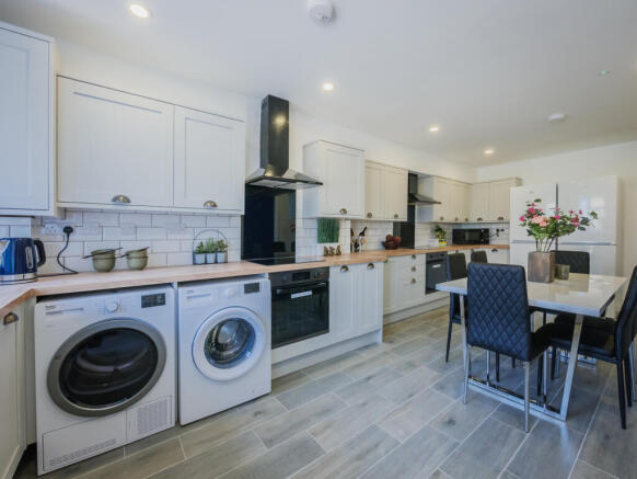 Stunning 8-Bedroom Detached Student Home | All En