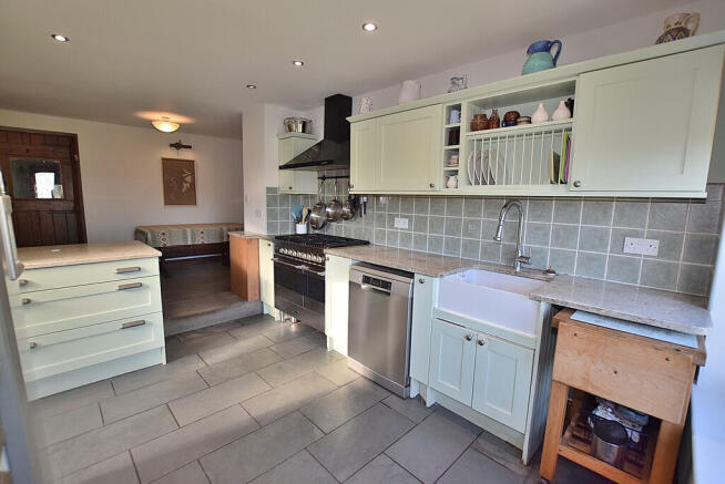 4 bed Semi-Detached for sale Image 10
