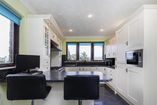4 bed Detached for sale Image 5