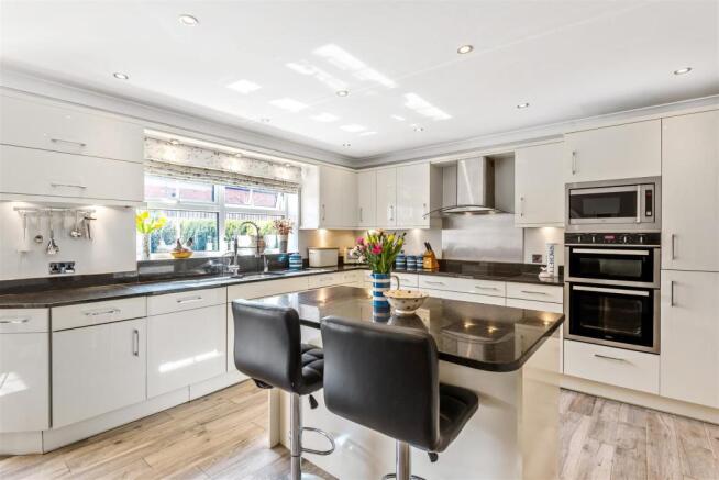 KITCHEN / BREAKFAST ROOM