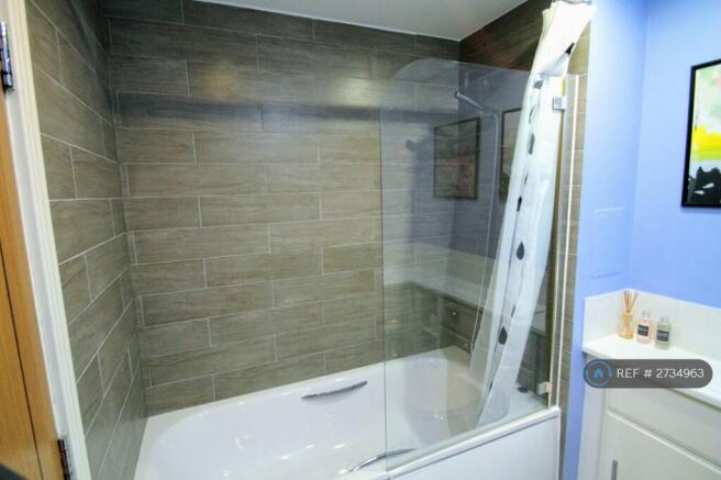 Family Bathroom / Toilet - Bathtub