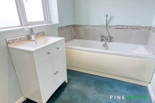 ENSUITE BATHROOM