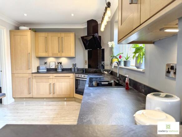 4 bed Detached for sale Image 8