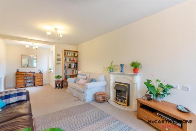8609288-interior10.JPG