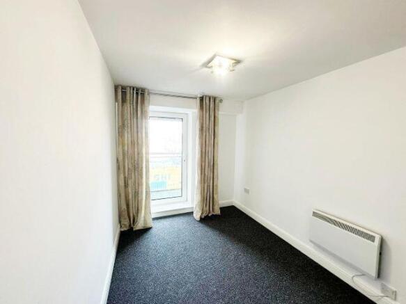 3 bed Apartment to rent Image 11
