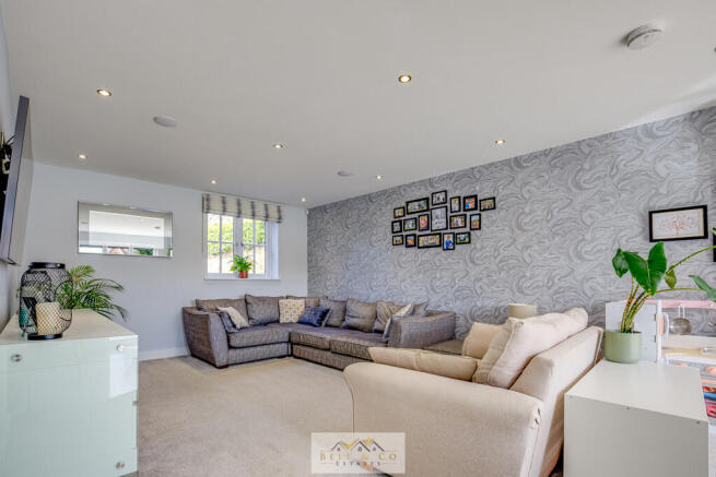 5 bed Detached for sale Image 7
