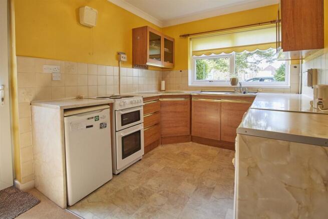 Dining kitchen to front