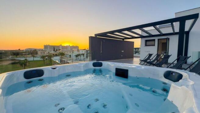 Jacuzzi on Roof...