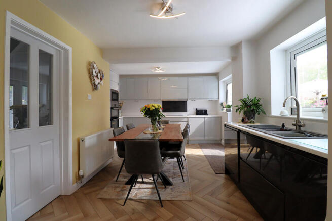 4 bed Detached for sale Image 7