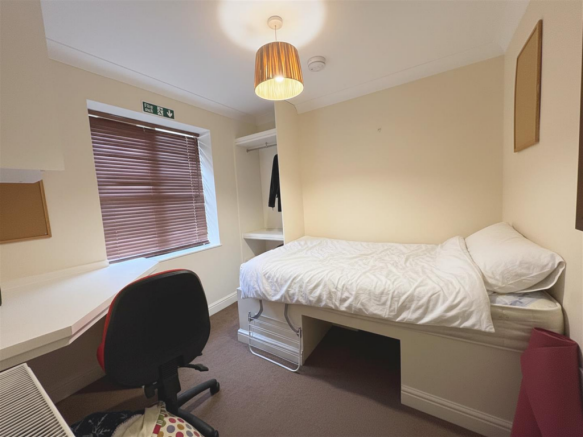 5 bed Semi-Detached for sale Image 5