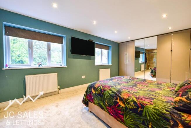 4 bed Detached for sale Image 8