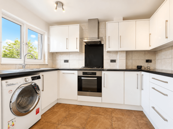 2 bed maisonette to rent Leyburn Gardens, London