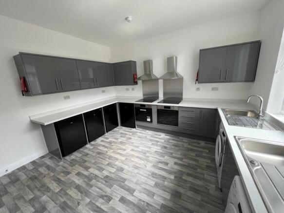 6 bed Detached for sale Image 9