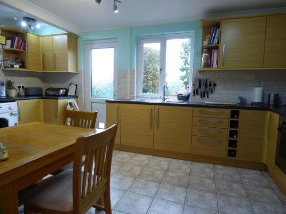 KITCHEN/BREAKFAST ROOM