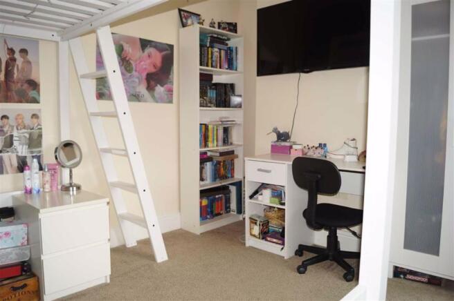 BEDROOM 2 (MIDDLE)