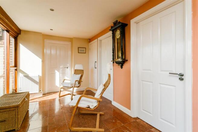 8305879-interior02.JPG