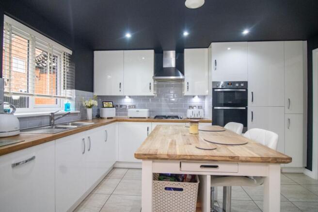 KITCHEN/BREAKFAST ROOM