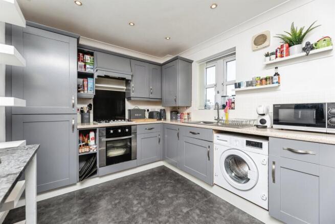 2 bed Apartment for sale Image 11