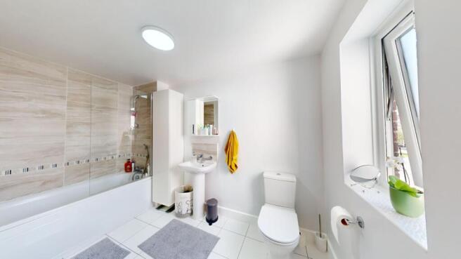 4 bed Semi-Detached to rent Image 8