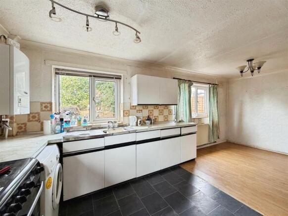 3 bed Semi-Detached for sale Image 7