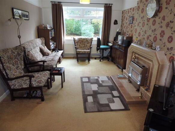 Lounge & Dining Area