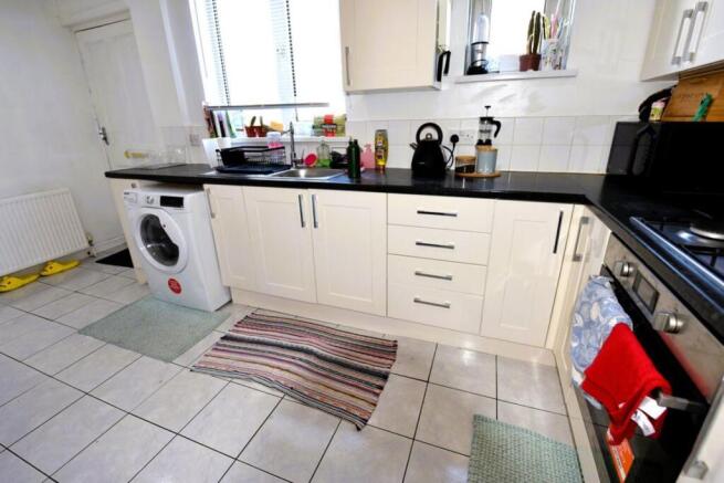 4 bed House to rent Image 4