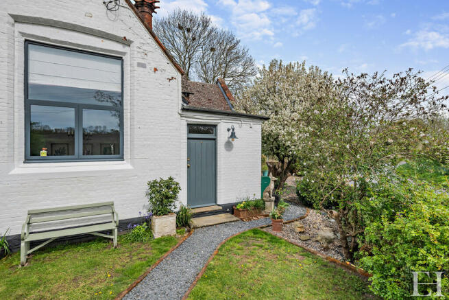 8590702-exteriorw...
