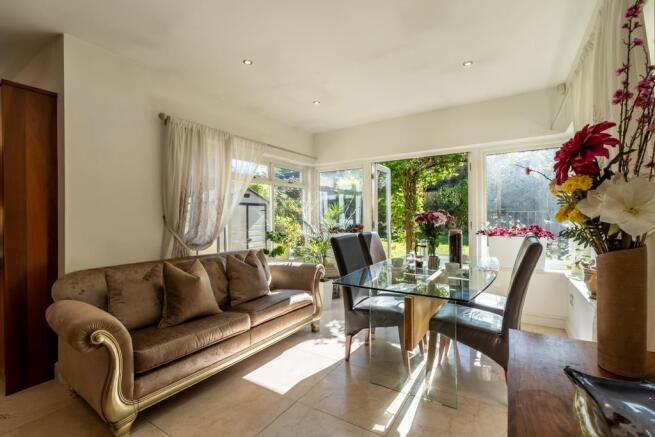 5 bed Detached for sale Image 8