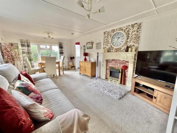 Lounge/Dining Room