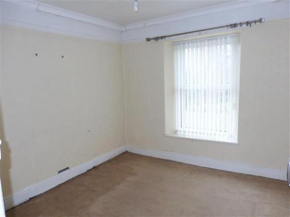 BACK BEDROOM 3 :