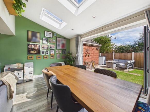5 bed Detached for sale Image 8
