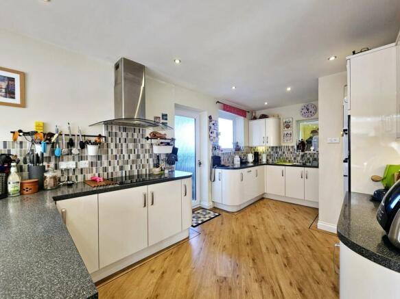 4 bed Detached for sale Image 6