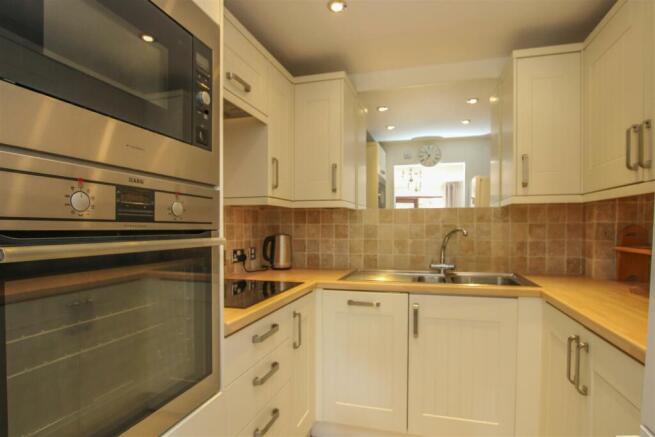 Sawyers Hall Lane, Brentwood photo 4