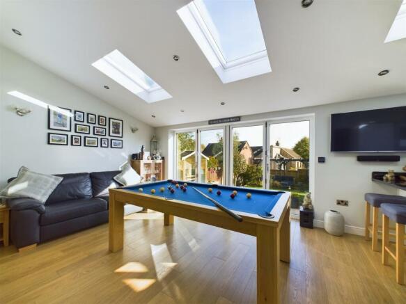 Spacious Dining/Living Area