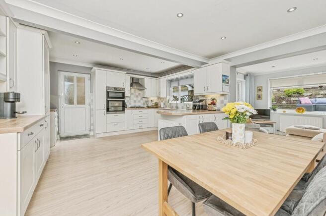 4 bed Detached for sale Image 5