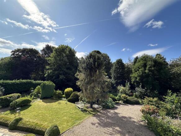 4 bed House for sale Image 9