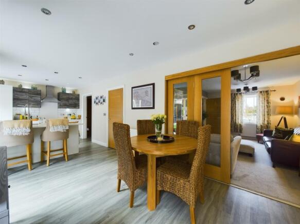 KITCHEN/DINING ROOM