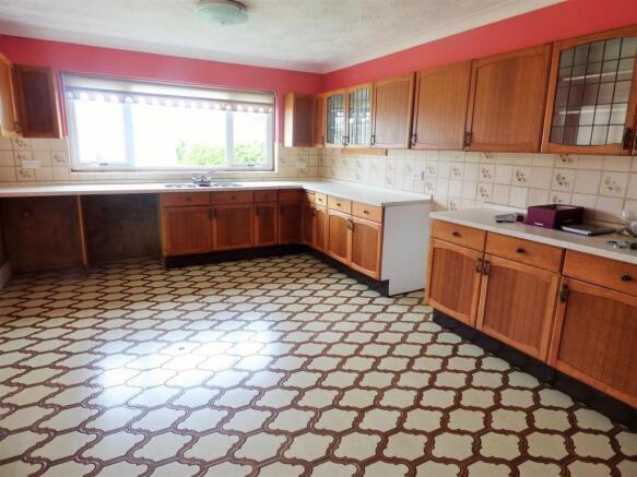 KITCHEN/DINING ROOM