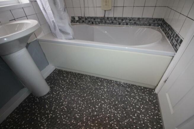 BATHROOM 2.JPG