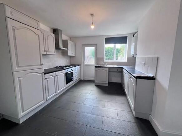 4 Doncaster Grove kitchen.jpg