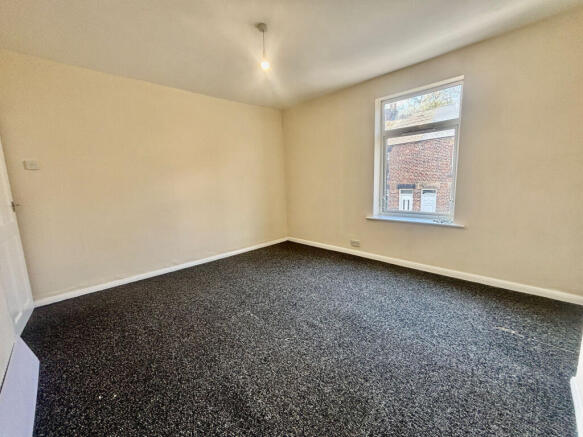2 bed Terraced to rent Image 6