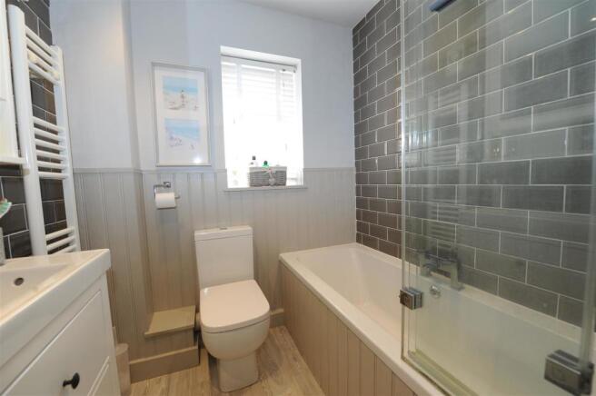 Lovely BATH/SHOWER ROOM