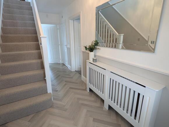 5 bed Detached for sale Image 11