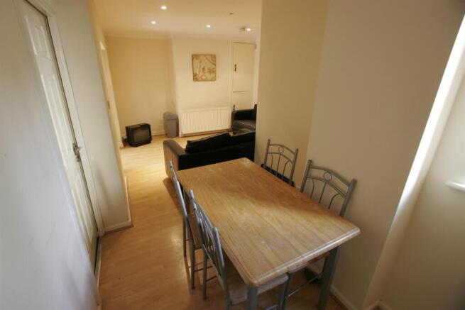 4 bed Semi-Detached to rent Image 7