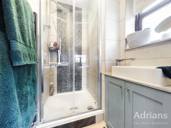 EN-SUITE SHOWER ROOM