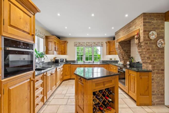 Pippy Oak Fitted Kitchen