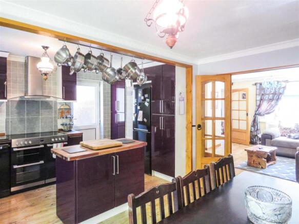 KITCHEN/DINING ROOM
