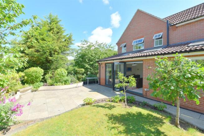 7 bed Detached to rent Image 7