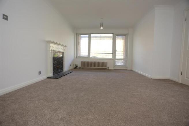 22 Glynde Hse lounge2.JPG